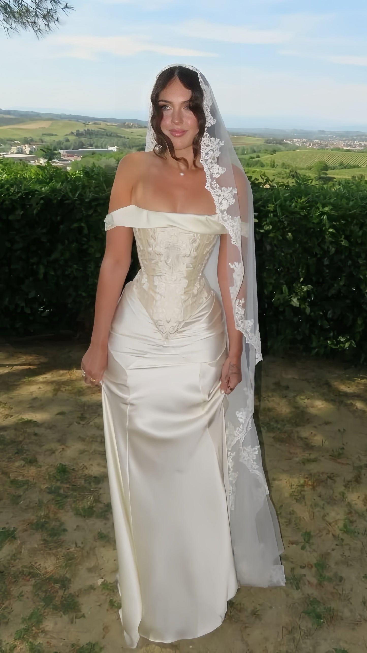 Vintage Off Shoulder Wedding Dress - Ivory Sheath Bridal Gown with Appliques